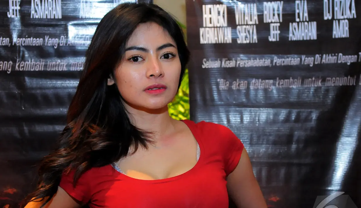 Pakai Gaun Merah, Vitalia Sesha Semakin Menggoda - Page 1 - Foto  Liputan6.com