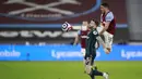Pemain West Ham United, Pablo Fornals, berebut bola dengan pemain Leeds United, Stuart Dallas, pada laga Liga Inggris di Stadion London, Senin (8/3/2021). West Ham menang dengan skor 2-0. (Ian Walton, Pool)