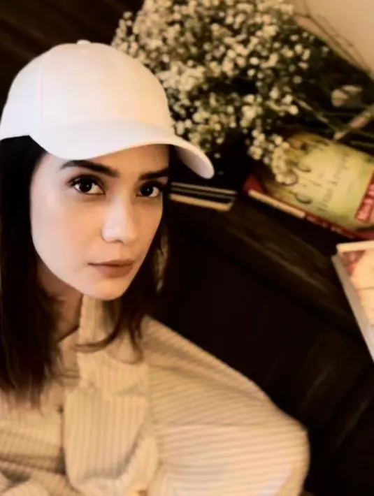 Kini dia terang-terangan membagikan foto dan video tanpa mengenakan hijab.