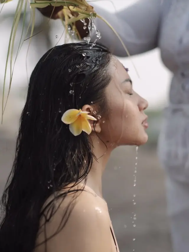 Ariel Tatum Tutup Bulan Ulang Tahun dengan Melukat di Bali. [@arieltatum]