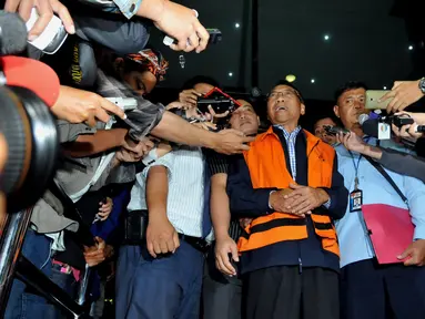 Mantan Menteri Energi dan Sumber Daya Mineral (ESDM) Jero Wacik keluar dari gedung KPK usai menjalani pemeriksaan, Jakarta, Selasa (5/5/2015). Jero ditahan karena diduga melakukan tindak pidana pemerasan. (Liputan6.com/Andrian M Tunay)