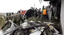 Empat awak pesawat kargo jenis Fokker 50 yang terjatuh dan terbakar di pinggiran Nairobi, Kenya, (2/7/2014), dikabarkan tewas. (REUTERS/Thomas Mukoya)