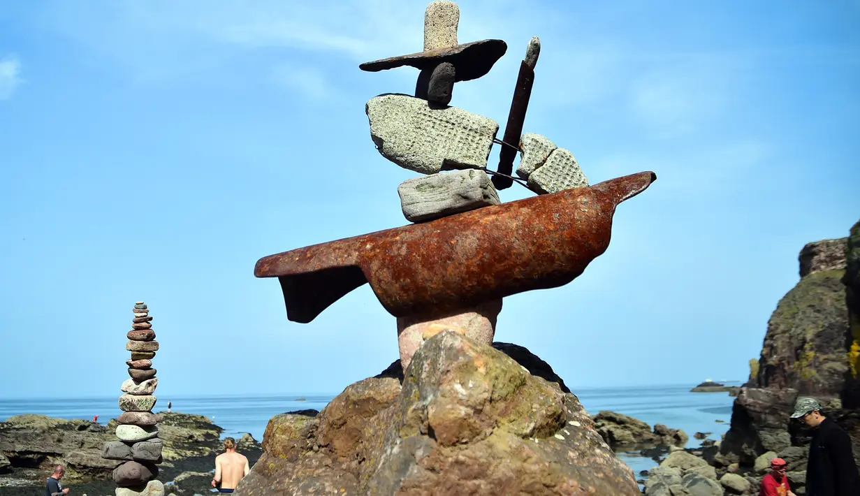 Salah satu karya seni dari susunan batu yang dibangun dalam Kejuaraan Menumpuk Batu Eropa 2019 di Dunbar, Skotlandia, Minggu (21/4). Lomba menyusun batu terbagi empat kategor, termasuk keseimbangan batu terbanyak, tiga menit melawan waktu dan tumpukan batu artistik. (Andy Buchanan / AFP)