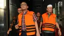 Dua tersangka mantan Anggota DPRD Sumut periode 2009-2014, Rijal Sirait (kanan) dan Fadly Nurzal  mengenakan rompi oranye usai menjalani pemeriksaan perdana pasca penahanan di gedung KPK, Jakarta, Rabu (18/7). (Merdeka.com/Dwi Narwoko)