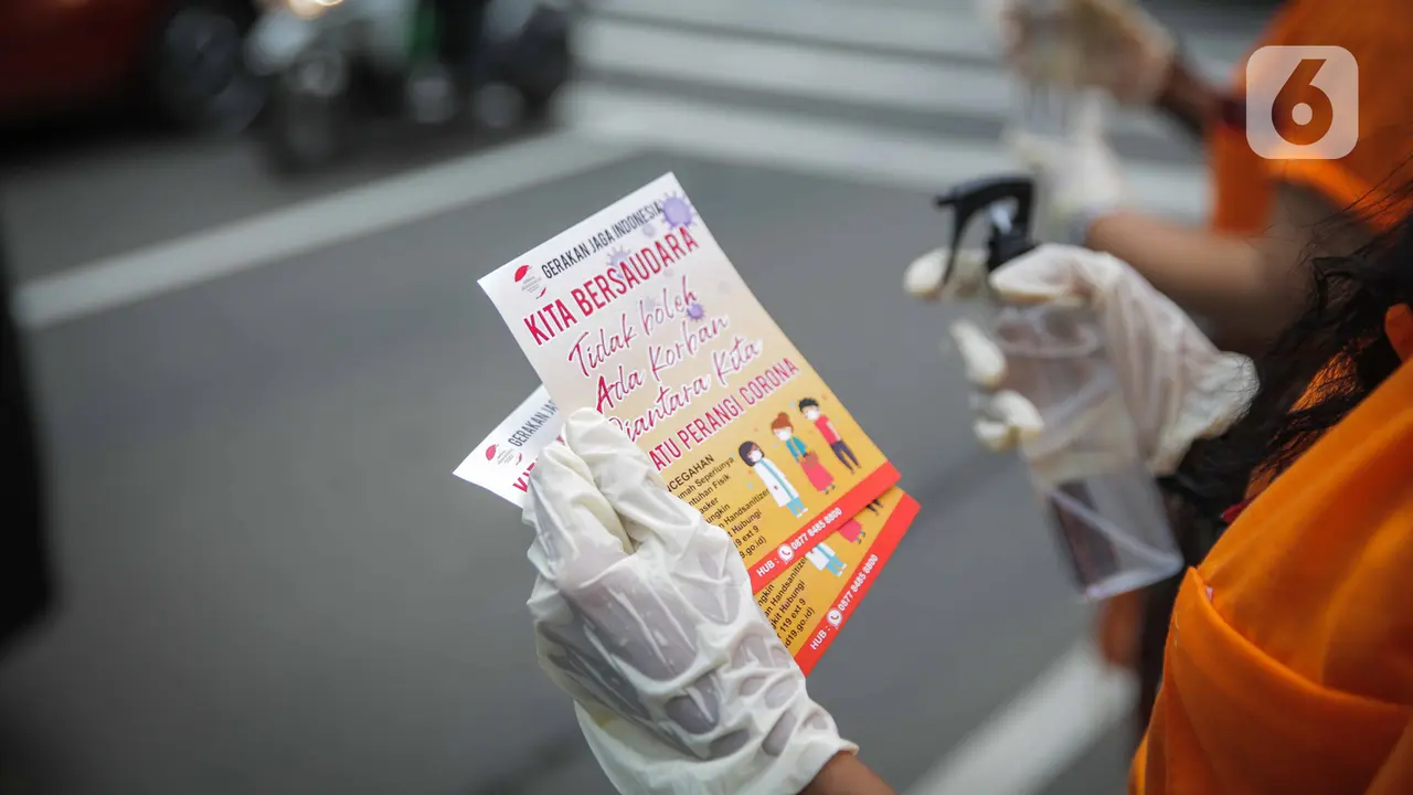 Aksi Semprotkan Hand Sanitizer ke Pengguna Jalan
