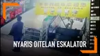 Kamera keamanan memperlihatkan detik-detik seorang pria nyaris ditelan eskalator. Insiden ini terjadi di sebuah pusat perbelanjaan di China.