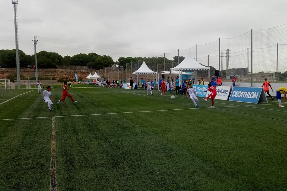 Wakil Indonesia, ASIOP Apacinti (merah) saat melawan Aljazair di Danone Nations Cup (Liputan6.com / Jonathan Pandapotan)