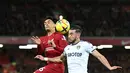 Bek Liverpool Trent Alexander-Arnold (kiri) bersaing dengan gelandang Leeds United Jack Harrison pada duel pekan ke-14 Premier League 2022/23 di Anfield, Minggu (30/10/2022) dini hari WIB. Liverpool harus mengakui keunggulan Leeds United dengan skor 2-1 di Anfield. (Photo by Oli SCARFF / AFP)