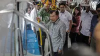 Wakil Presiden Jusuf Kalla menjajal MRT (Mass Rapid Transit) dari Stasiun Bundaran HI Jakarta, Rabu (20/2). Kalla menaiki rangkaian kereta dari Stasiun MRT Bundaran Hotel Indonesia (HI) menuju Stasiun MRT Lebak Bulus. (Liputan6.com/Faizal Fanani)