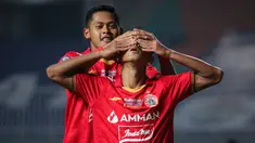 Usai menuai hasil imbang di tiga laga awal BRI Liga 1 2021/2022, Persija mencatat kemenangan pertamanya di pekan ke-4 saat menang 2-1 atas Persela Lamongan, Jumat (24/9/2021). Dengan hasil ini Persija naik ke posisi 6 klasemen sementara dengan raihan 6 poin. (Bola.com/Bagaskara Lazuardi)