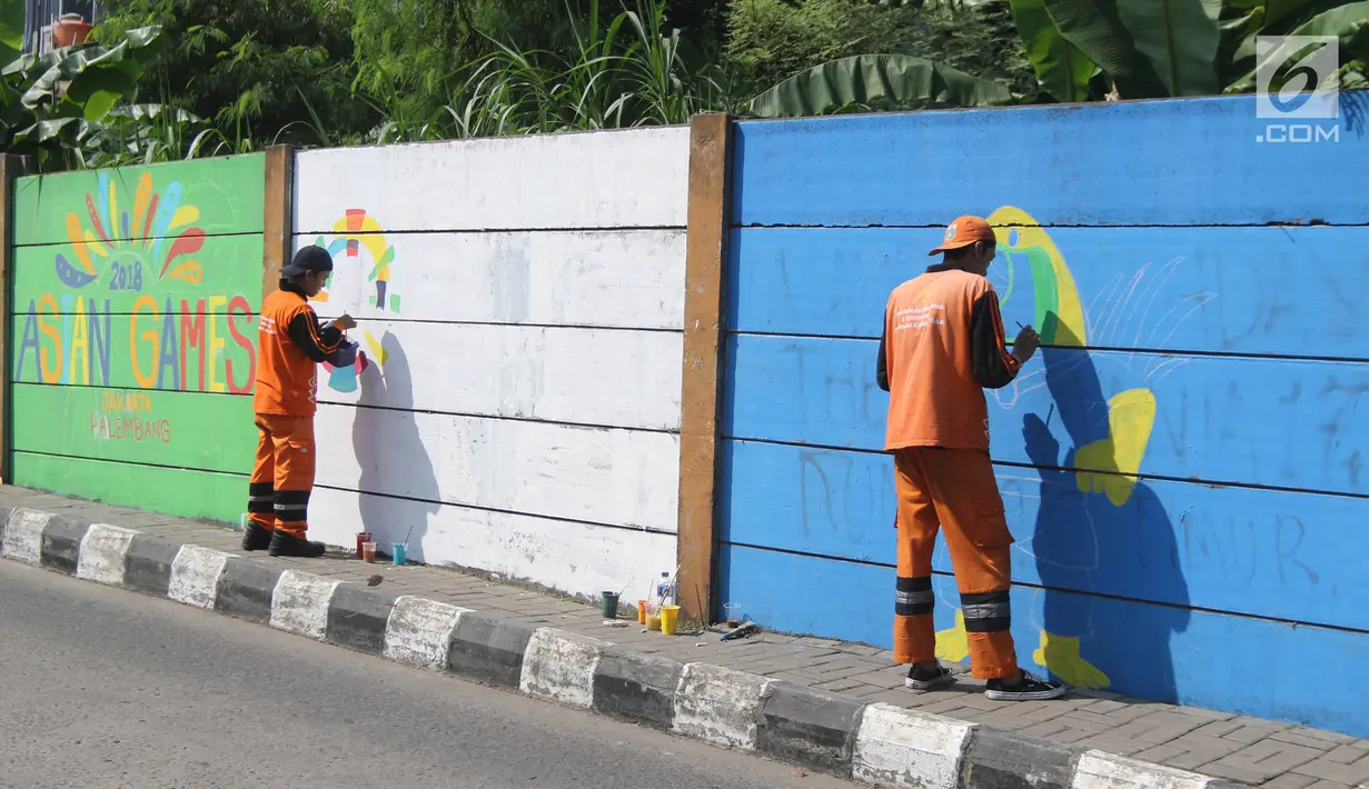 Petugas PPSU Kelurahan Kuningan Timur membuat lukisan mural bertema Asian Games 2018 di Jalan Perintis, Jakarta, Kamis (5/7). Mural tersebut untuk menyambut dan memeriahkan pelaksanaan Asian Games 2018. (Liputan6.com/Arya Manggala)