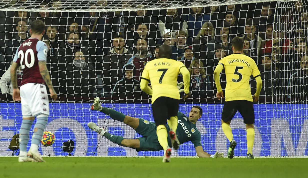 Pemain Chelsea Jorginho (kanan) mencetak gol ke gawang Aston Villa melalui tendangan penalti pada pertandingan sepak bola Liga Inggris di Villa Park, Birmingham, Inggris, Minggu (26/12/2021). Chelsea menang 3-1. (AP Photo/Rui Vieira)
