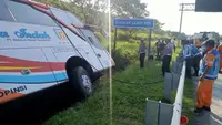 Sebanyak 27 penumpang dan sopir bus PO Rosalia Indah selamat dari kecelakaan tunggal yang terjadi di Km 370 A Tol Batang Semarang, Jawa Tengah pada Kamis, (11/4/2024). (Tim News).