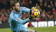 Kiper Manchester United, David de Gea, berusaha menghalau bola saat melawan Arsenal pada laga Liga Inggris di Stadion Emirates (2/12/2017). (AFP/Ian Kington)