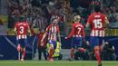 Para pemain Atletico Madrid merayakan gol yang dicetak Saul Niguez ke gawang Barcelona pada laga La Liga Spanyol di Stadion Wanda Metropolitano, Minggu (15/10/2017). Atletico Madrid bermain imbang 1-1 dengan Barcelona. (AP/Francisco Seco)
