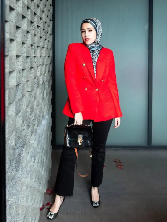 <p>Tak hanya punya wajah yang cantik, Adelia juga punya gaya fashion yang keren. Melalui akun sosial medianya, ia sering membagikan gaya fashionnya yang kece. (Foto: instagram.com/adeliapasha)</p>