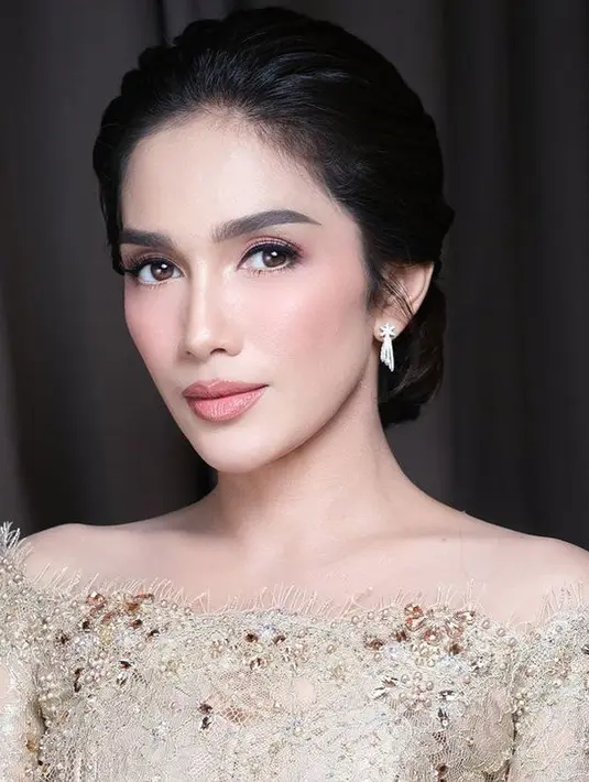 <p>Penampilan Ussy terlihat menawan dan elegan saat jadi bridesmaid. Tak sedikit netizen yang menilai jika Ussy terlihat awet muda meski punya lima anak. [Foto: instagram.com/ussypratama]</p>