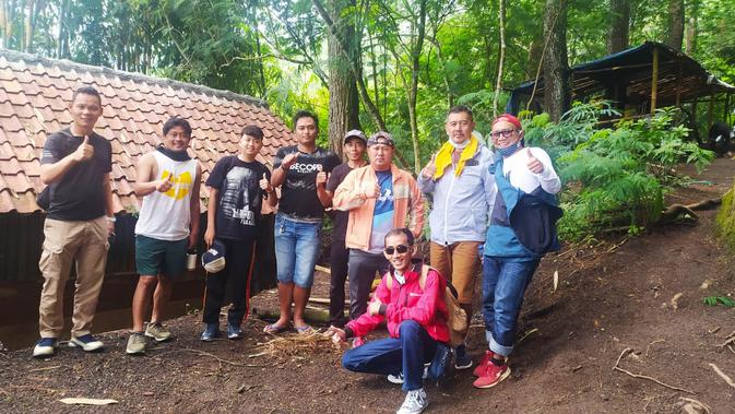 Para pengunjung pendaki gunung Guntur, Garut, Jawa Barat tengah beristirahat sejenak sebelum melanjutkan perjalanan ke pos berikutnya. (Liputan6.com/Jayadi Supriadin)