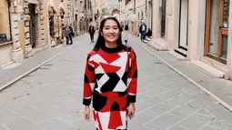 Niken juga memerhatikan fashion saat berjalan di ruang publik. Seperti saat berada di jalanan di Negeri Pizza, Italia. Dengan tersenyum, perempuan berusia 32 tahun tersebut terlihat begitu ceria dan antusias menikmati liburannya di Italia. (Liputan6.com/IG/@nikenanjanii)
