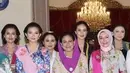 Bersama ibu Iriana, Kahiyang tampil mengenakan kebaya biru kutu baru dengan motif bunga mawar pink yang serasi dengan selendangnya. Dipadukan kain batik sebagai bawahannya.[@selvie_ananda_]