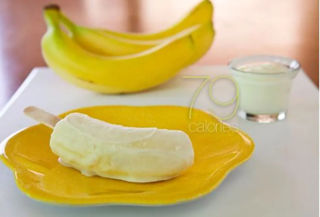 Pisang + yogurt low-fat plain. (Via: webmd.com)