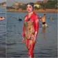 Rancangan "facekini" awalnya dipakai oleh para wanita setengah baya untuk melindungi diri dari sengatan sinar matahari di pantai. (Sumber Tencents via Shanghaiist.com)