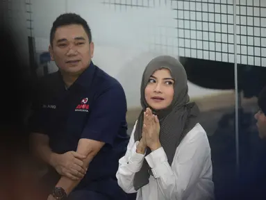 Vanessa Angel menggelar syukuran bersama anak yatim di Apartemen Brawijaya, Jakarta Selatan kemarin (3/7/2019). Syukuran ini dilakukan Vanessa Angel sebagai wujud syukur dirinya telah bebas dari penjara. Dengan memakai hijab berwarna hitam, Vanessa terlihat menawan (KapanLagi.com/Bayu Herdianto)