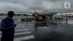 Pesawat Batik Air Airbus 330-300CEO bersiap untuk diberangkatkan ke Wuhan dari Terminal 1 H Bandara Soekarno Hatta, Tangerang, Banten, Sabtu (1/2/2020). Sebanyak 250 WNI di Hubei yang tersebar di tujuh lokasi termasuk di Wuhan akan dijemput oleh sejumlah tenaga medis dari Indonesia. (merdeka.com/Ima
