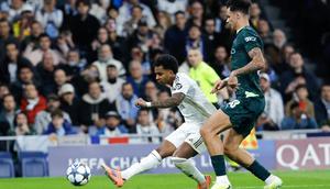 Penyerang Real Madrid, Rodrygo, saat melepas tembakan yang menjadi gol bagi timnya dalam laga menghadapi Man City di matchday keenam Liga Champions 2025/2026 di Santiago Bernabeu, Kamis (11/12/2025) dini hari WIB. (Oscar DEL POZO / AFP)