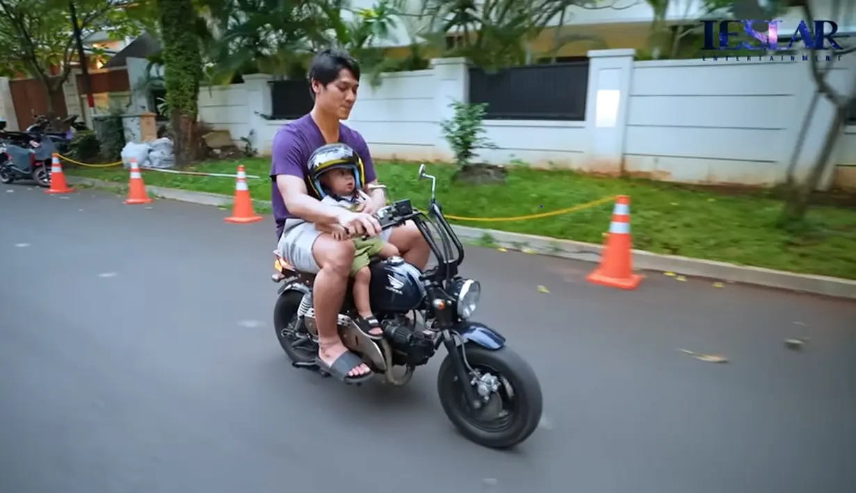 Momen tersebut terlihat dari unggahan di kanal Youtube Leslar Entertainmennt. Tampak dalam video tersebut, Abang L atau Baby L begitu senang keliling komplek naik motor. [Youtube/Leslar Entertainment]