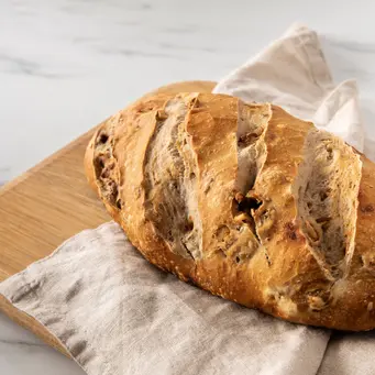 roti sourdough ini memiliki ciri khas pada kulitnya yang garing dan berwarna keemasan. (Foto/dok: Freepik)