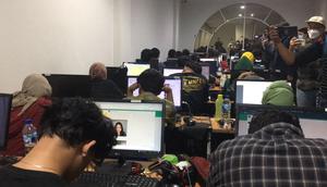 Direktorat Reserse Kriminal Khusus Polda Metro Jaya menggerebek sebuah kantor yang menjalankan aktivitas praktik pinjaman online ilegal di Ruko Palladium Blok G7, di Jalan Pulau Maju Bersama, PIK, Jakarta Utara, Rabu (25/1/2022). (Liputan6.com/Ady Anugrah