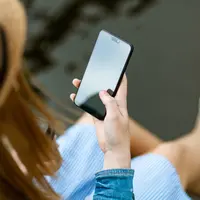 memegang ponsel | pexels.com/@giftpundits-com-551816