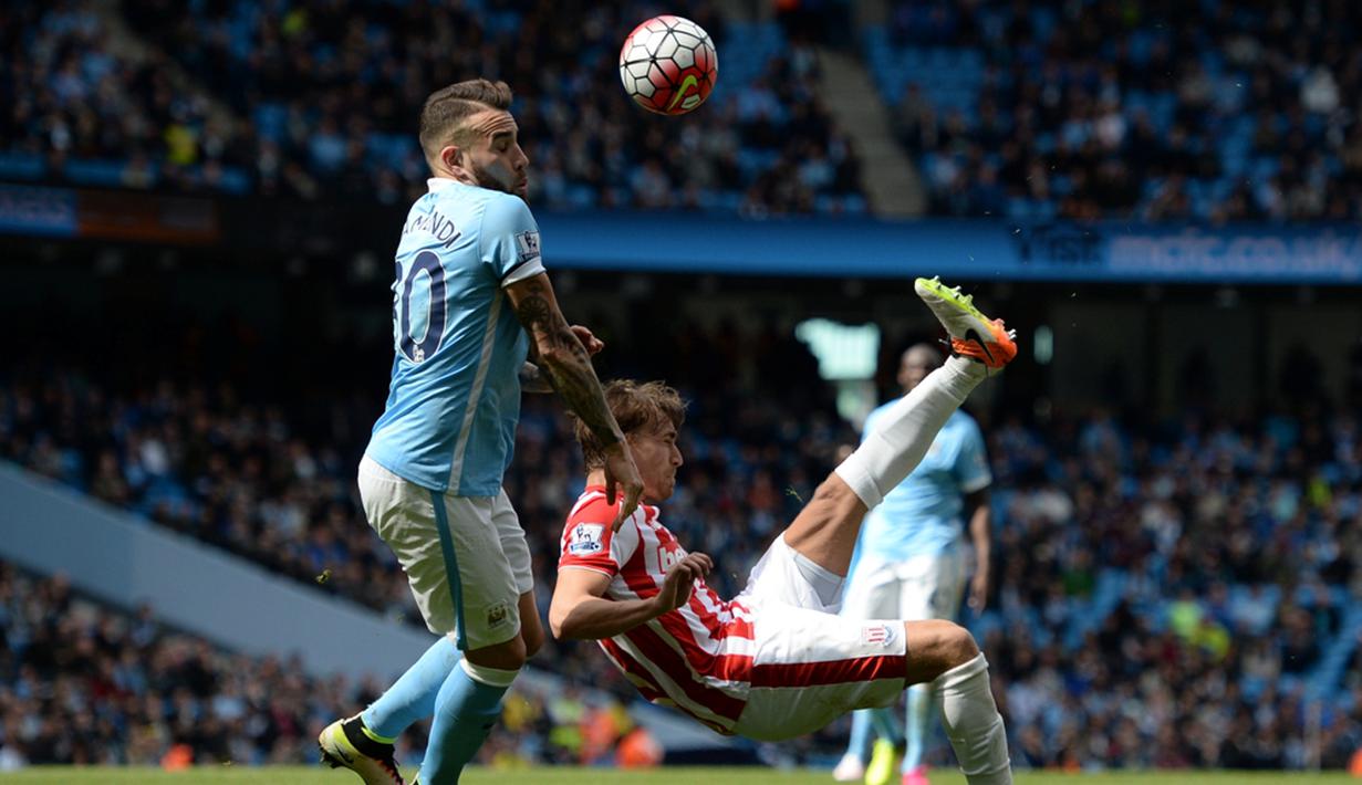 Duel antara pemain Manchester City dan Stoke City dalam laga Liga Inggris di Stadion Etihad, Manchester, Sabtu (23/4/2016). (AFP/Oli Scarff)
