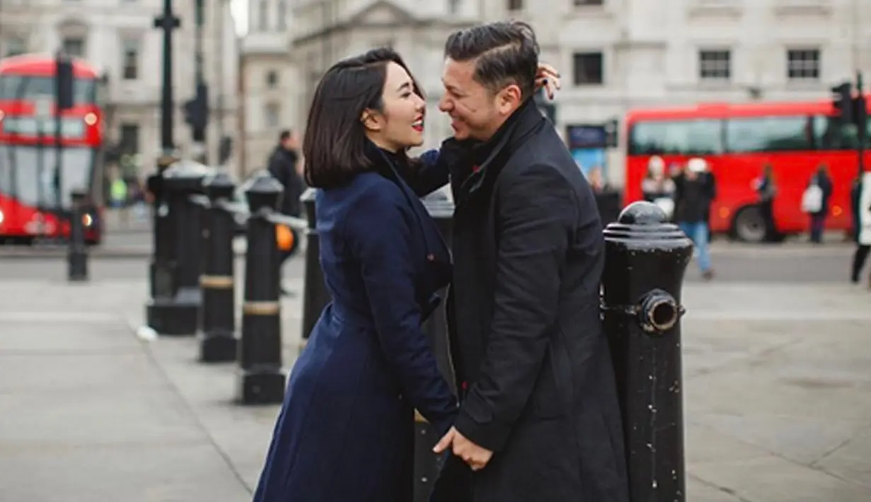 Pasangan suami istri Gading Marten dan Gisella Anastasia baru saja menikmati liburannya ke London. Tidak membawa Gempita Nora Marten, anak perempuannya, pasangan ini mengaku bukan untuk bulan madu ke-2. (Instagram/gisel_la)