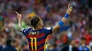Penyerang Barcelona, Neymar melakukan selebrasi usai mencetak gol kegawang Sevilla pada final Piala Copa del Rey di Madrid, (23/5). Barcelona menang atas Sevilla dengan skor 2-0. (Reuters / Juan Medina)