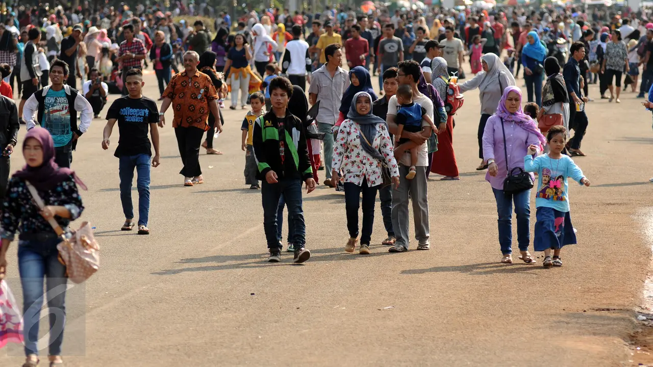 20160101-Libur Tahun Baru, Ribuan Orang Serbu Monas
