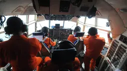 Suasana dalam kokpit pesawat Hercules milik TNI AU. Pencarian pesawat AirAsia QZ8501 dilakukan diatas selat Karimata, Belitung, Indonesia, Senin (29/12/2014). (Liputan6.com/Herman Zakharia)