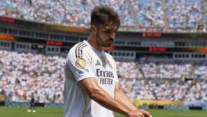 Bek Real Madrid, Raul Asencio, keluar lapangan usai dikartu merah di laga lawan Pachuca di Piala Dunia Antarklub 2025, Senin (23/06/2025). (AP Photo/Chris Carlson)