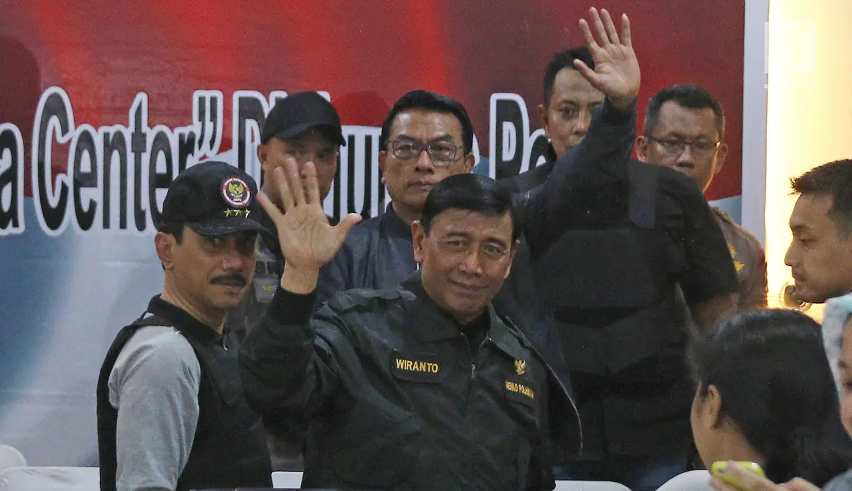 Menko Polhukam Wiranto melambaikan tangan usai memberikan keterangan pers pasca kerusuhan napi teroris di Rutan Cabang Salemba, di Mako Brimob Kelapa Dua, Depok Kamis (10/5). (Liputan6.com/Herman Zakharia)