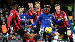Striker Chelsea, Tammy Abraham, mengontrol bola saat melawan Bournemouth pada laga Premier League di Stadion Stamford Bridge, London, Sabtu (14/12). Chelsea kalah 0-1 dari Bournemouth. (AFP/Olly Greenwood)