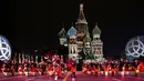 Anggota Band Militer Celtic tampil memukau selama Festival Musik Militer Internasional Menara Spasskaya di Lapangan Merah Moskow, Rusia, Jumat (26/08). (REUTERS/Sergei Karpukhin)