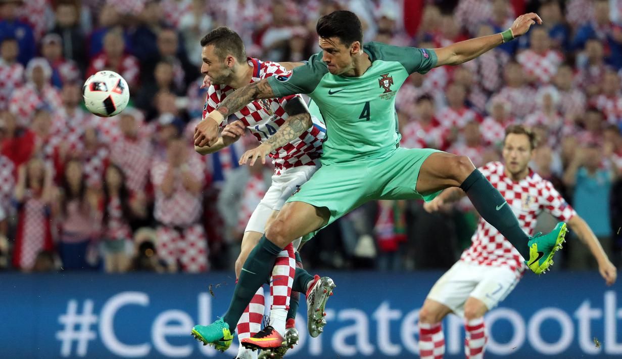 Jose Fonte (kanan) belum dipanggil lagi ke Timnas Portugal setelah Euro 2020. Tak ada alasan yang pasti penyebab Fernando Santos tak memanggilnya. Sebab, ia tak dikabarkan cedera, bahkan selalu tampil di semua laga di klubnya, Lille. (AFP/Kenzo Tribouillard)