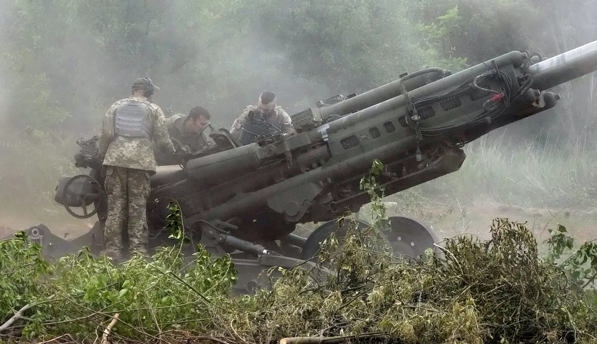 Tentara Ukraina bersiap untuk menembaki posisi Rusia menggunakan howitzer M777 yang dipasok Amerika Serikat (AS) di wilayah Donetsk, Ukraina, 18 Juni 2022. (AP Photo/Efrem Lukatsky)