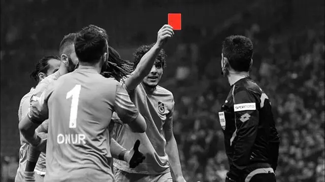 Aksi konyol dilakukan bek Trabzonspor, Salih Dursun yang memberikan wasit kartu merah pada laga Galatasaray vs Trabzonspor dalam lanjutan Turkey Super League. Tindakan ini menjadikan ia sebagai orang keempat yang diberi kartu merah oleh Deniz Ates Bi...