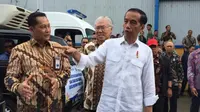 Presiden RI Joko Widodo (Jokowi) bersama Direktur Utama Perum Bulog Budi Waseso meninjau gudang beras Bulog Divre DKI Jakarta dan Banten, Kelapa Gading, Jakarta Utara, Kamis (10/1/2019).