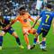 Aksi Alejandro Balde dalam laga Alaves vs Barcelona di Liga Spanyol, Kamis (14/5/2026). (AP Photo/Miguel Oses)