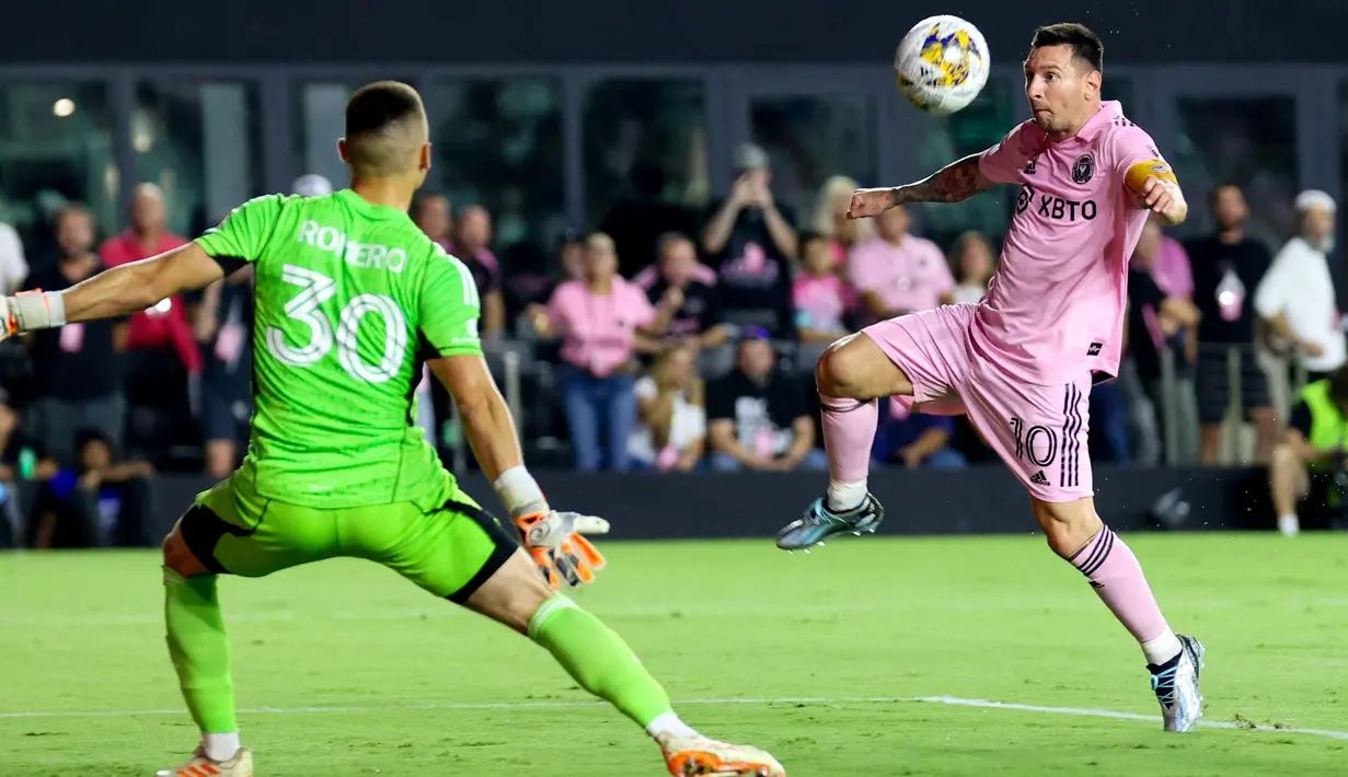 Pemain Inter Miami, Lionel Messi (kanan) berusaha mencetak gol ke gawang Toronto FC yang dijaga oleh Tomas Romero pada laga lanjutan Liga Amerika Serikat (MLS) di DRV PNK Stadium, Florida, Amerika, Kamis (21/09/2023) dini hari WIB. (AFP/Chris Arjoon)