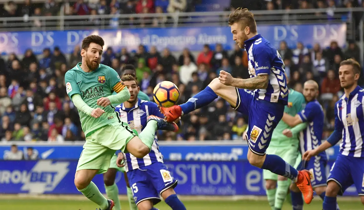 Lionel Messi ikut menyumbangkan gol pada duel Barcelona vs Deportivo Alaves, satu go Messi membantu timnya meraih kemenangan telak 6-0 pada lanjutan La Liga Spanyol di Mendizorroza stadium, Vitoria, (11/2/2017). (AP/Alvaro Barrientos)