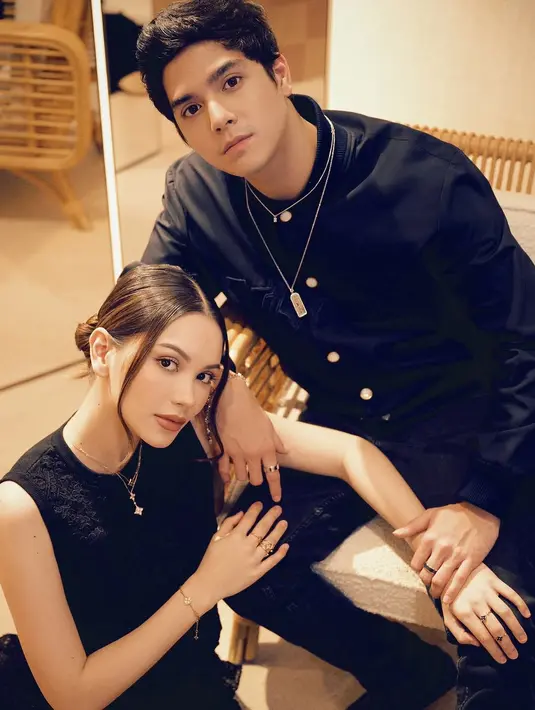 Al tampil maskulin dengan jaket tailored dan celana panjang slim-fit, sementara Alyssa hadir dalam sleeveless ruffled dress yang memberikan kesan glamor tanpa usaha berlebih. Kombinasi ini menciptakan harmoni yang sophisticated, mengukuhkan mereka sebagai pasangan dengan selera fashion kelas atas. [@alghazali7].